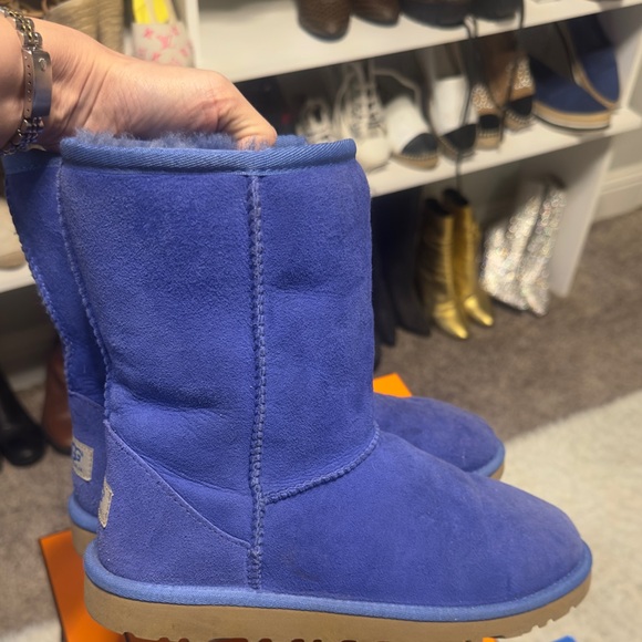 Ugg - Picture 2 of 4